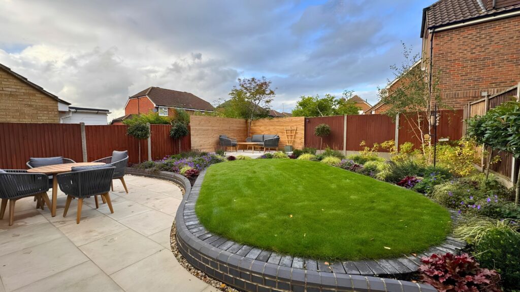 The Curved Garden, Luton